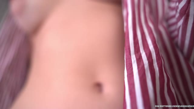Bamby_baby - Brune en lingerie rose fait un strip-tease dans sa chambre