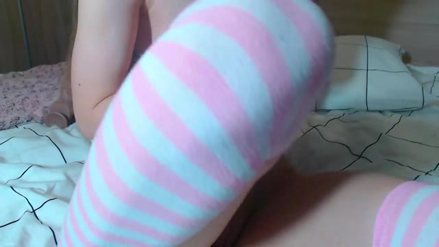 Bunnyrinlove - Blonde en porte-jarretelles striées s'amuse au lit